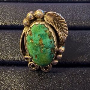 NAVAJO VINTAGE STERLING SILVER AND GREEN TURQUOISE RING SIZE 7.5